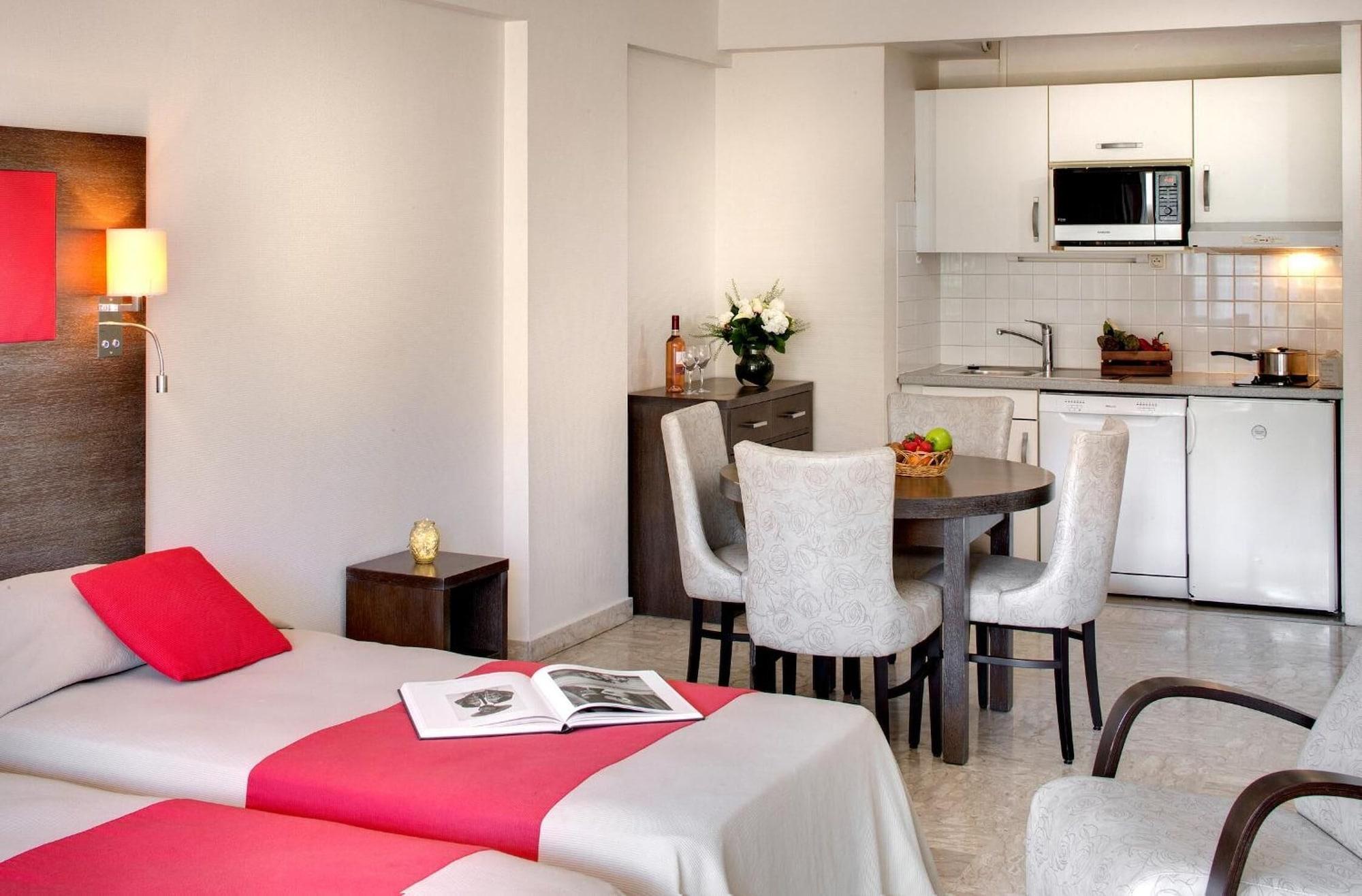 The Originals Boutique, Les Strelitzias Hotel 3*
